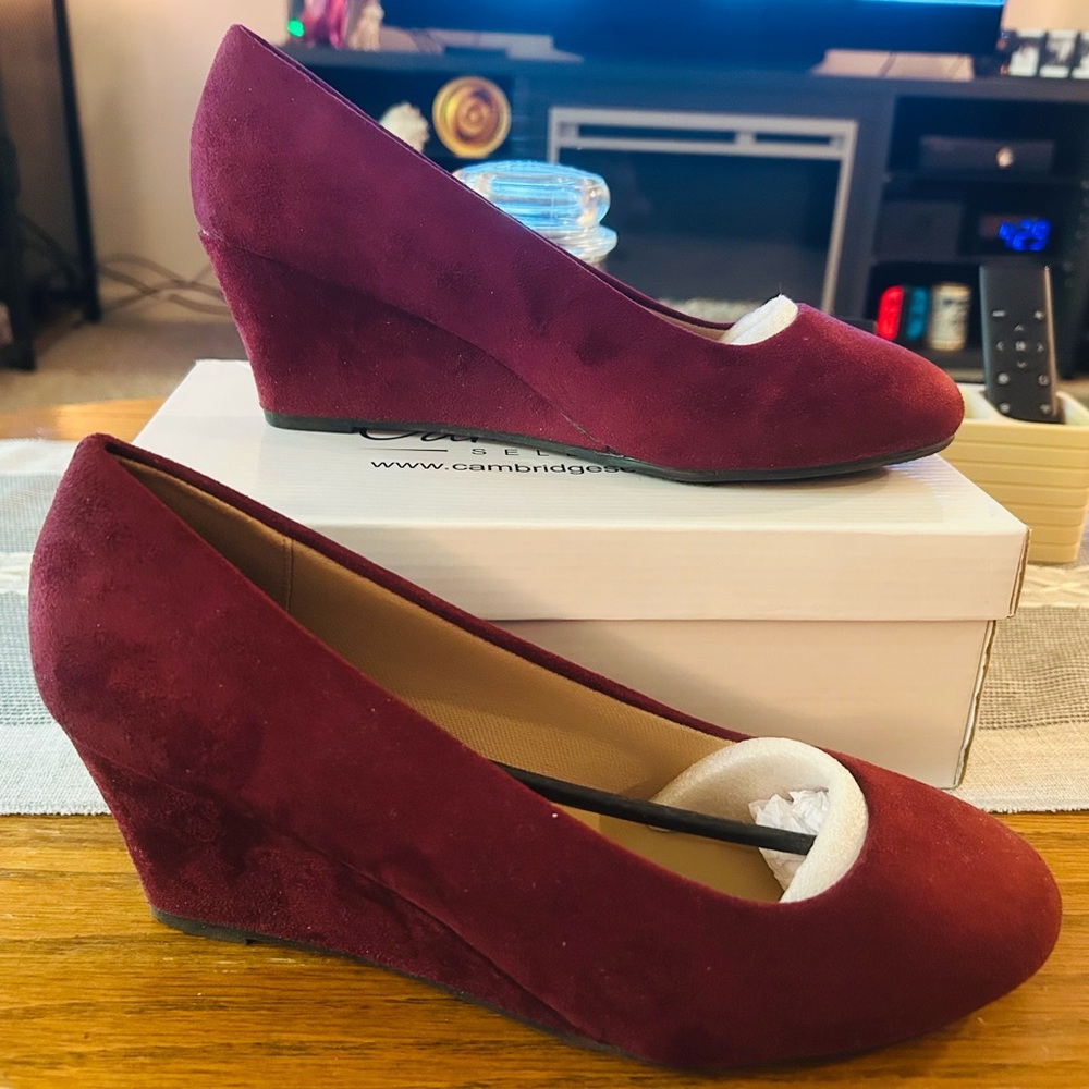 Women's Cambridge Select Burgundy Wedge Pumps Size 10